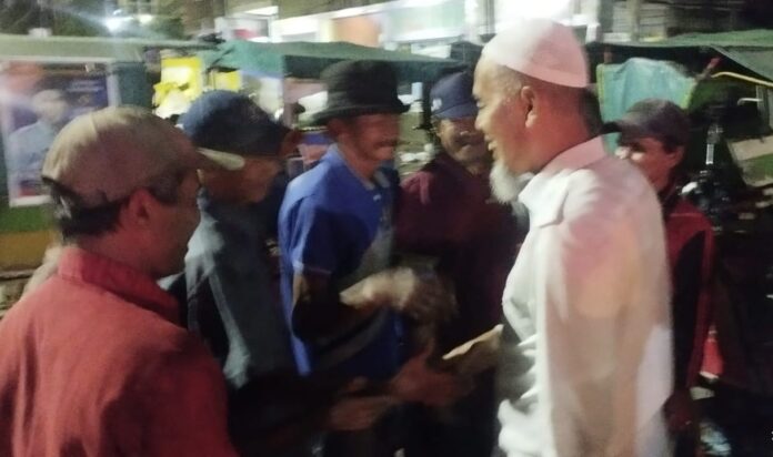 Usai melaksanakan sholat maghrib, calon Walikota Dumai H Paisal berdiskusi dan berbincang santai dengan puluhan abang becak di Pasar Senggol, Senin (23/09/2024).