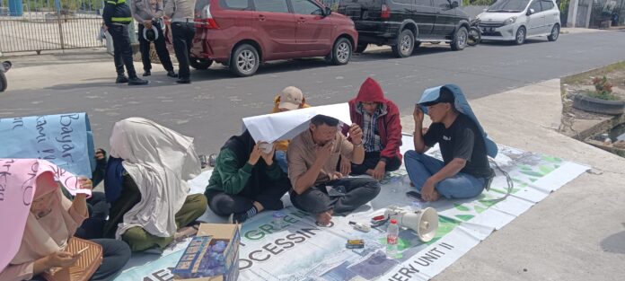 Aksi Demo Ex Buruh Kopi Rasa Sayang di tengah triknya matahari
