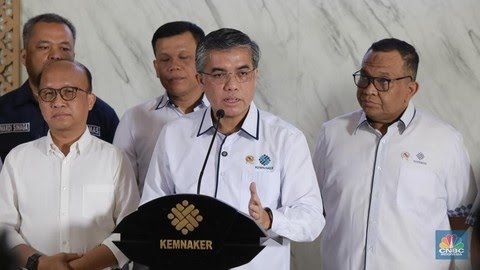 menteri-ketenagakerjaan-menaker-yassierli-memberi-keterangan-pers-mengenai-program-magang-nasional-2025-di-lobi-a-gedung-kemen-1760333005057_169