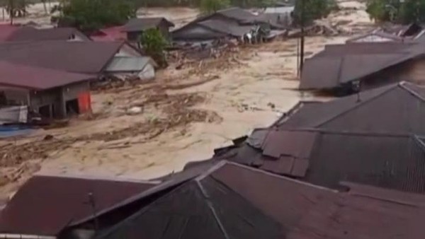 banjir-bandang-menerjang-kecamatan-batang-toru-kabupaten-tapsel-tangkapan-layar-media-sosial-1764060667730_169