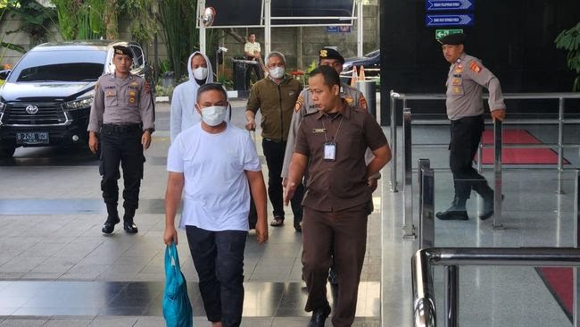 gubernur-riau-abdul-wahid-kaus-putih-adrialdetikcom-1762224110200_169
