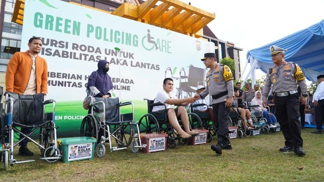 kapolda-riau-irjen-pol-herry-heryawan-memberikan-bantuan-kursi-roda-ke-penyintas-kecelakaan-1763356393079_169