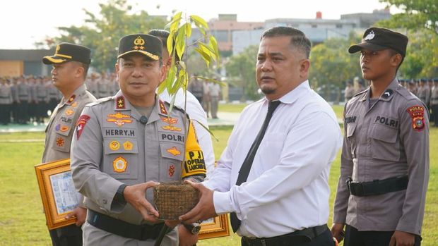 kapolda-riau-irjen-pol-herry-heryawan-memberikan-penghargaan-kepada-31-personel-yang-mengungkap-narkoba-1763519287996_169