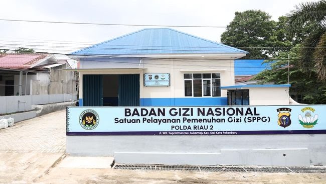 sppg-polda-riau-serap-warga-lokal-sebagai-tenaga-kerja-1761722340621_169