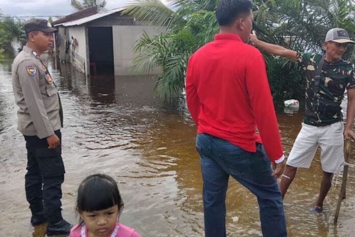 aparat-polsek-sungai-mandau-ketika-berkomunikasi-dengan-warg-qo5x