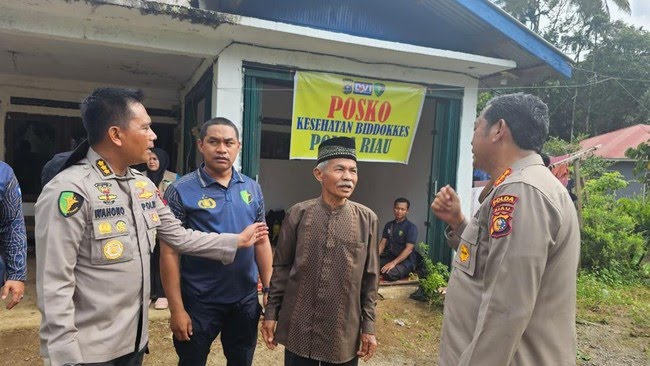 dokkes-polda-riau-keliling-beri-pelayanan-kesehatan-bagi-warga-di-kecamatan-palembayan-agam-pasca-benjir-bandang-1765346497636_169