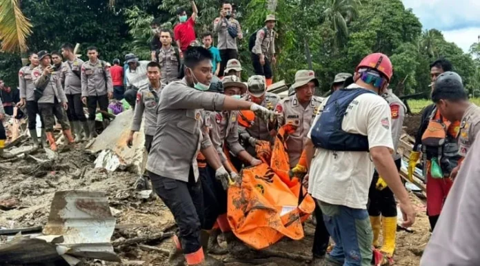 foto-berita-berhari-hari-hilang-diterjang-banjir-bandang-brimob-riau-akhirnya-temukan-jenazah--061225045051