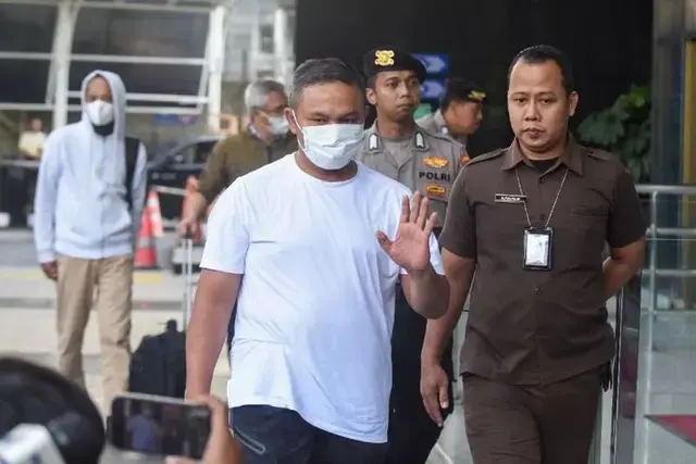 gubernur_riau_tiba_di_kpk_pascaterjaring_ott_1762233773_01072cfe07_e6552fe765