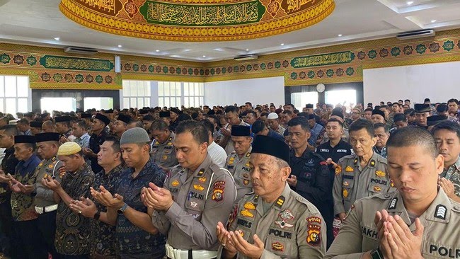 polda-riau-gelar-salat-gaib-untuk-korban-banjir-longsor-1764919086350_169