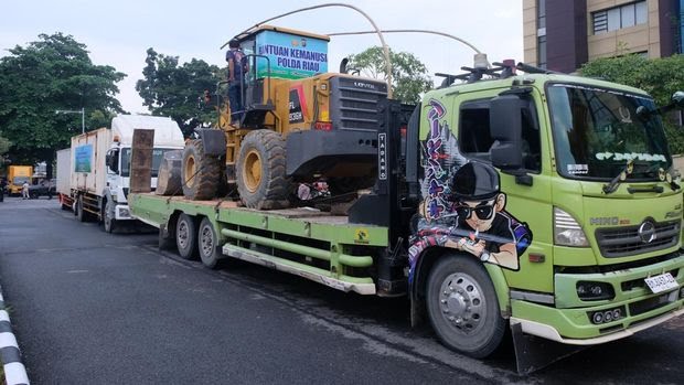 polda-riau-kirim-bantuan-ke-sumbar-1764737391272_169