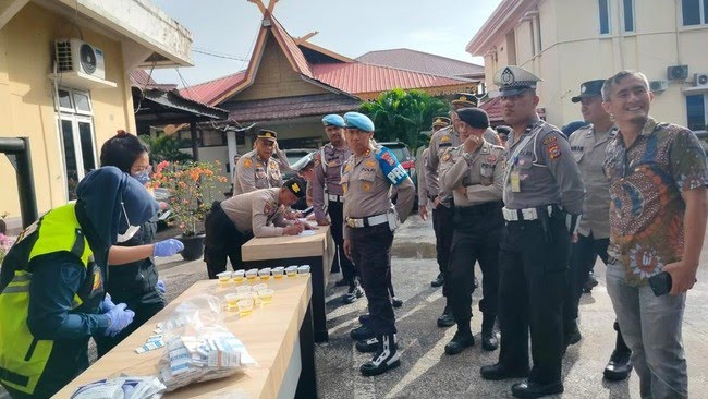 polres-dumai-melakukan-pemeriksaan-urine-terhadap-ratusan-personelnya-1766131932950_169