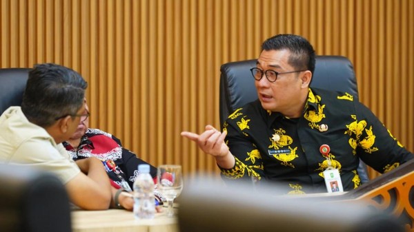 sekda-riau-syahrial-abdi-dok-istimewa-1765436187106_169