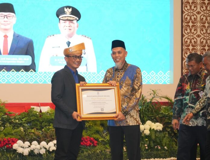 2026-01-13-wali-kota-dumai-h-paisal-terima-piagam-bkn-ri-atas-penerapan-manajemen-talenta-asn